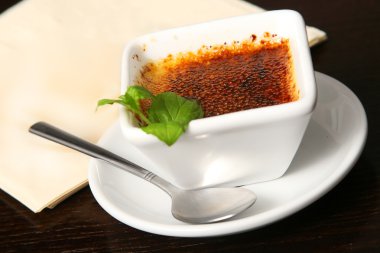 Creme brulee kaşık ile beyaz Kupası