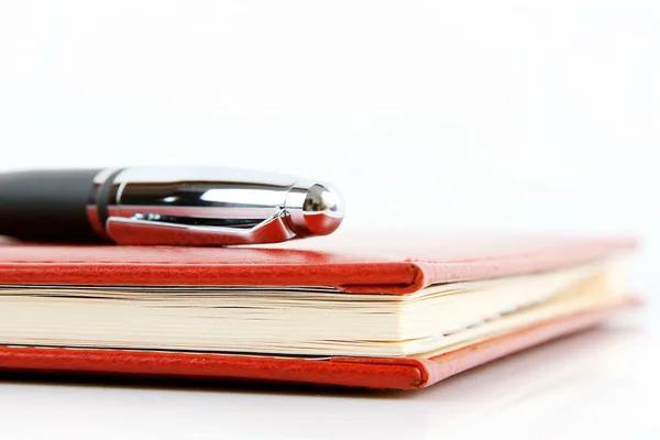 ノートブックと白い背景で隔離のペン — ストック写真