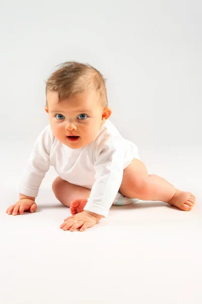 Beyaz Arka Plan Üzerinde Oturan Küçük Bebek Kız — Stok fotoğraf