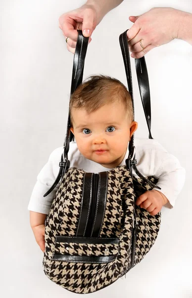 Kleine Babymeisje Opknoping Binnenkant Van Zak — Stockfoto