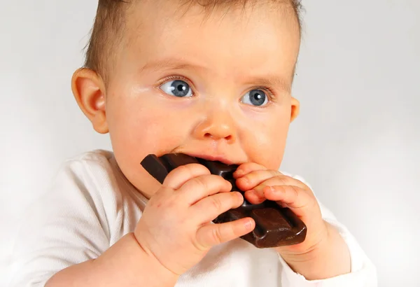 チョコレートと赤ちゃん — ストック写真