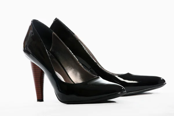 Beyaz Arka Plan Üzerinde Siyah Topuklu Ayakkabı Çifti Resmi — Stok fotoğraf