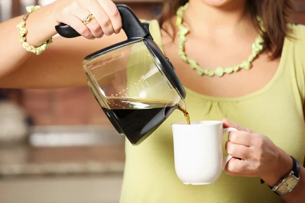 朝は台所にコーヒーを準備する若い妻の写真 — ストック写真