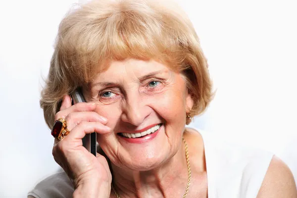 Portrét Docela Starší Dáma Mluví Telefonu Nad Bílým Pozadím — Stock fotografie