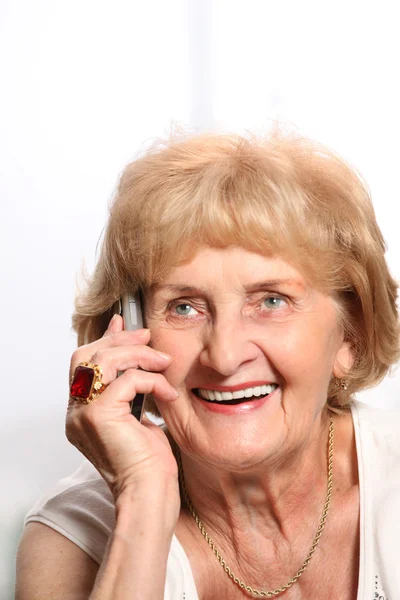 Portrait Une Dame Âgée Souriante Parlant Téléphone Sur Fond Blanc — Photo