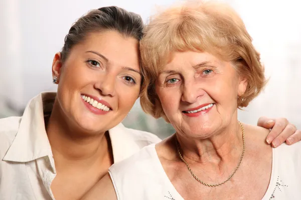 美丽的微笑在白色背景的 Grandaughter 和奶奶画像 — 图库照片