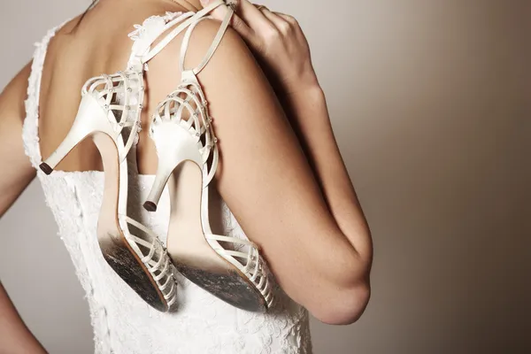 Braut mit abgewetzten Schuhen — Stockfoto