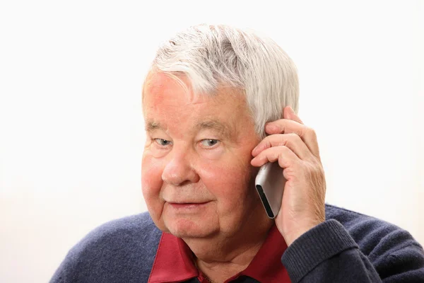 Een Portret Van Een Senior Man Praten Telefoon Tegen Witte — Stockfoto