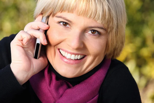 Piękna młoda kobieta rozmawiająca przez telefon — Zdjęcie stockowe