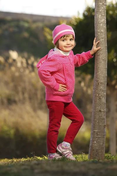 Κοπέλα χαριτωμένος, ποζάρει στο πάρκο — Φωτογραφία Αρχείου