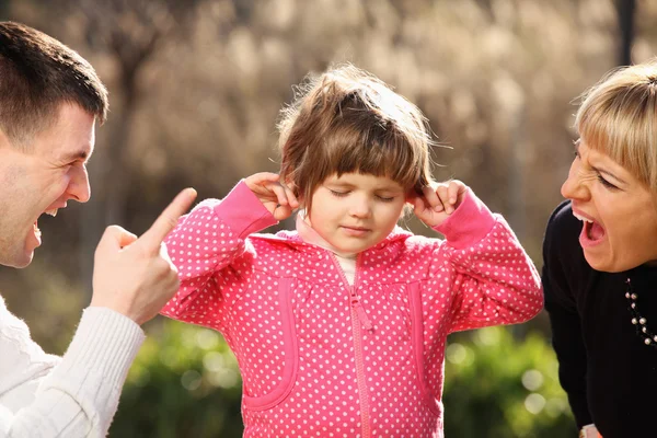 Ein Bild Von Eltern Die Ein Kleines Mädchen Park Anschreien — Stockfoto