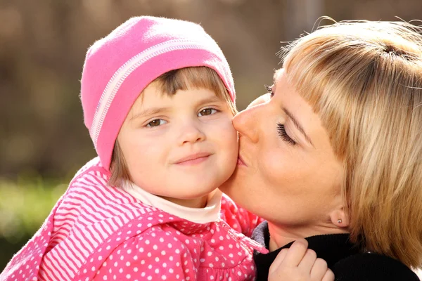 Uma Foto Mãe Beijando Sua Menina Parque — Fotografia de Stock