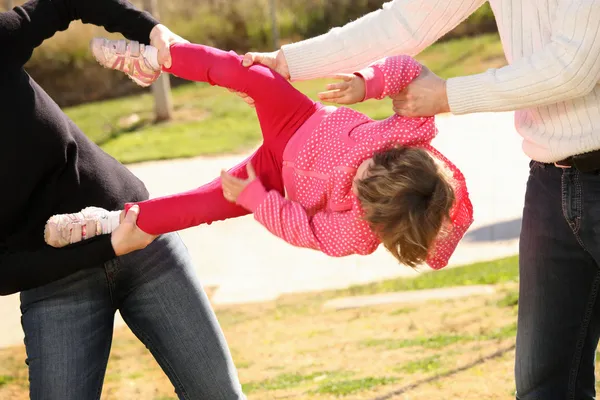 Una Foto Dos Adultos Luchando Por Niño Inocente Parque —  Fotos de Stock