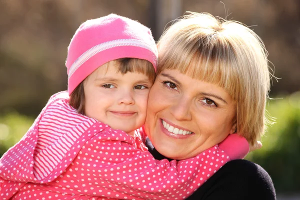 母と娘笑顔と公園でハグの肖像画 — ストック写真