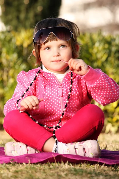 Фотография Милой Маленькой Девочки Надевающей Блеск Губ Играющей Маминым Ожерельем — стоковое фото