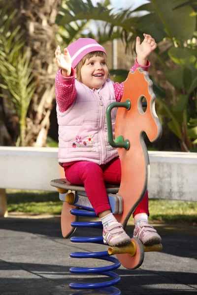 Дитяча дівчинка на дитячому майданчику — стокове фото