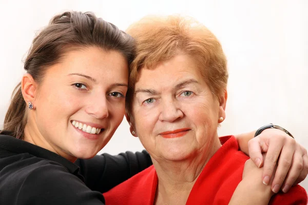 白い背景の上の彼女の祖母とポーズ孫娘の肖像画 — ストック写真