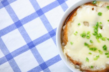 een foto van verse Franse uiensoep gebakken met toast en kaas