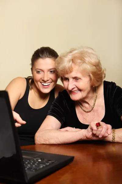 Nagymama és unokája, a laptop — Stock Fotó