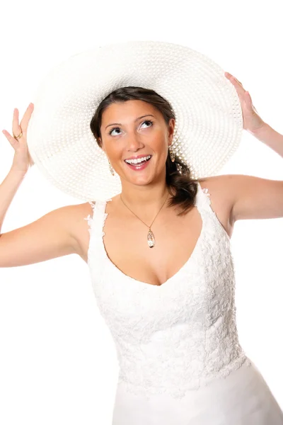 美丽的年轻新娘在白色背景上的一顶帽子的肖像 — 图库照片