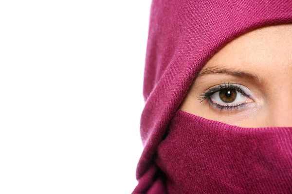 Sebuah Potret Seorang Wanita Arab Wajah Tersembunyi Balik Syal Ungu — Stok Foto