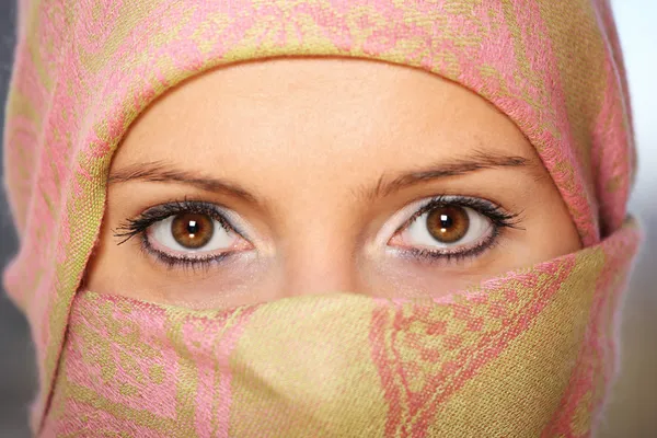 Ιδιαίτερο σχήμα αραβικού γυναίκα με κασκόλ — Φωτογραφία Αρχείου