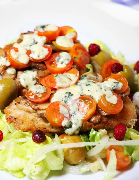Picture Freshly Baked Hake Fish Mushrooms Tomatoes Blue Cheese Salad — Stock Photo, Image