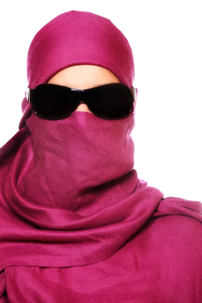 Retrato Una Cara Mujer Árabe Escondida Detrás Una Bufanda Púrpura — Foto de Stock