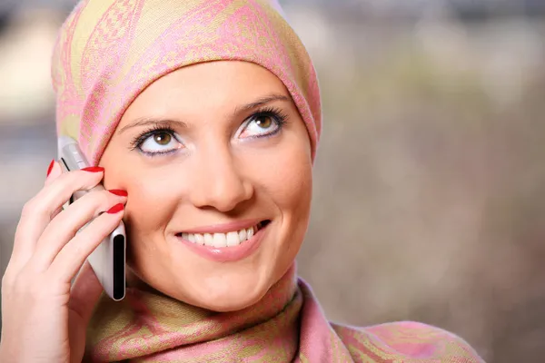 Sebuah Potret Seorang Wanita Arab Sukses Berbicara Ponsel — Stok Foto