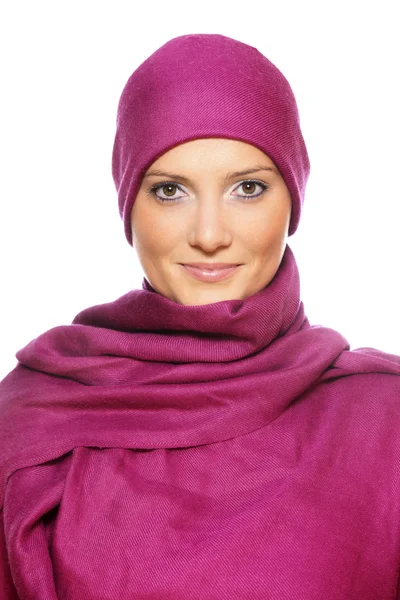 Mulher muçulmana em um lenço roxo — Fotografia de Stock