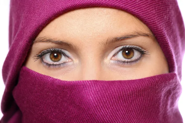 Muslimská žena, skrytý za fialový šátek — Stock fotografie