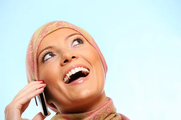 Retrato Uma Mulher Árabe Bem Sucedida Falando Telefone Celular — Fotografia de Stock