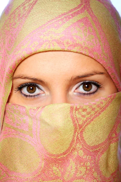 Muslim woman hidden behind a scarf — Stock Photo, Image