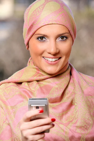 Ιδιαίτερο σχήμα αραβικού επιχειρηματίας με ένα κινητό τηλέφωνο — Φωτογραφία Αρχείου