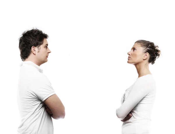不开心的年轻夫妇站立在白色背景的图片 — 图库照片