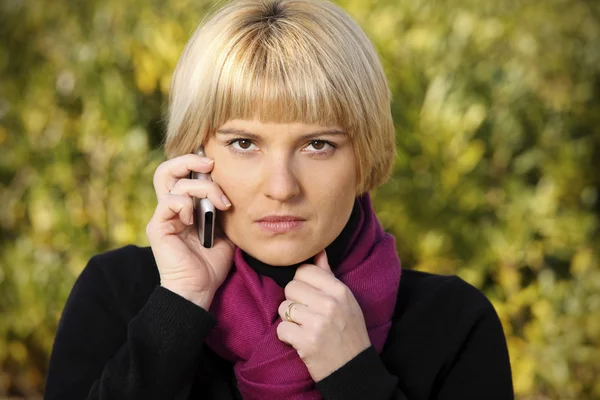 Obraz Kobiety Zły Rozmawia Przez Telefon Ponad Tło Naturalne — Zdjęcie stockowe