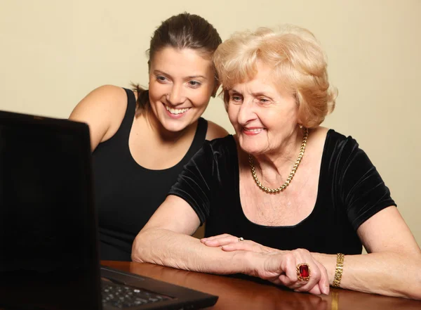 シニアの女性とコンピューターを使用して彼女の孫娘の写真 — ストック写真