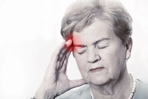 Пожилая женщина с головной болью — стоковое фото