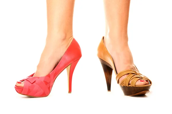 Una Foto Una Mujer Pie Sobre Fondo Blanco Dos Zapatos — Foto de Stock
