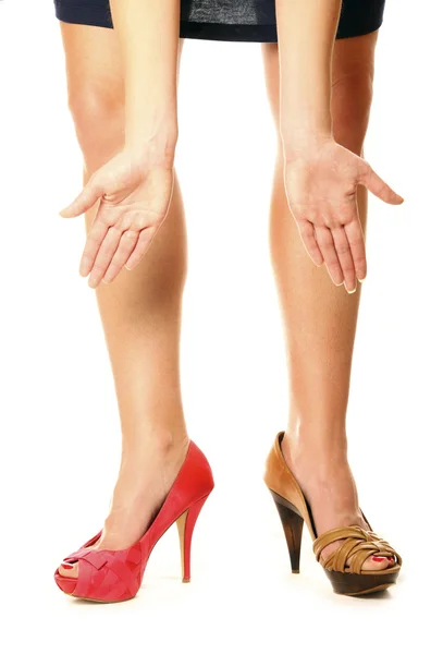 Uma Imagem Uma Mulher Contra Fundo Branco Dois Sapatos Diferentes — Fotografia de Stock