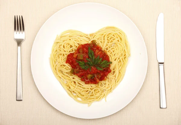 バレンタインデーにハートの形の新鮮なスパゲッティの画像 — ストック写真