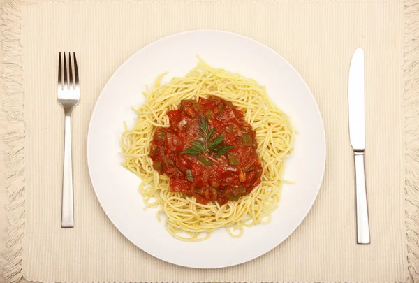 テーブルの上に新鮮なスパゲティのプレートの画像 — ストック写真