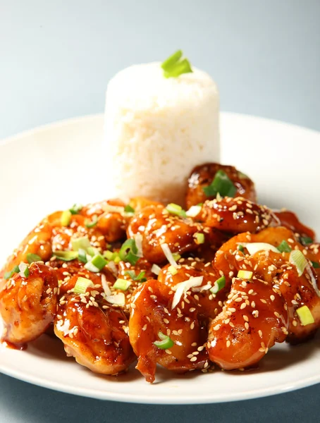 Sesame chicken with rice — Stock Photo, Image
