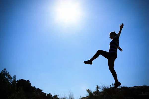 Zdjęcie Młodej Kobiety Spacery Promieniach Słońca Górach — Zdjęcie stockowe