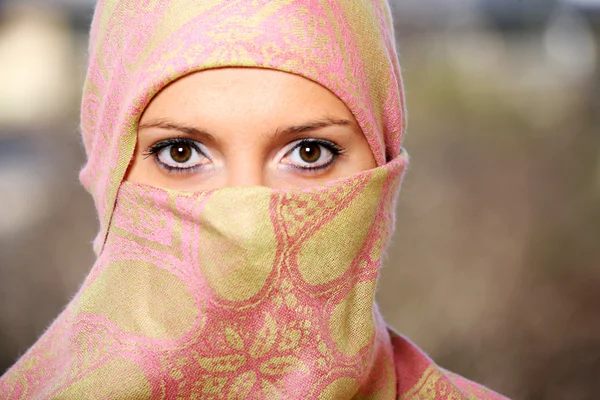 Mulher muçulmana escondida atrás de um lenço — Fotografia de Stock