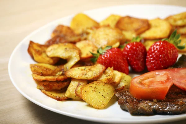 Dana biftek dilimlenmiş patates ile — Stok fotoğraf