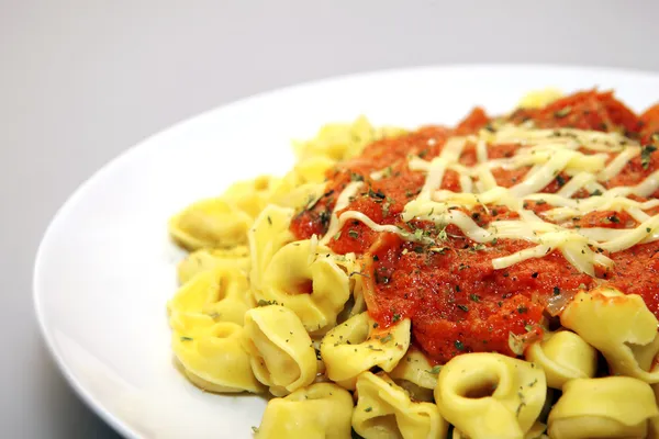 Tortellini med tomatsås — Stockfoto