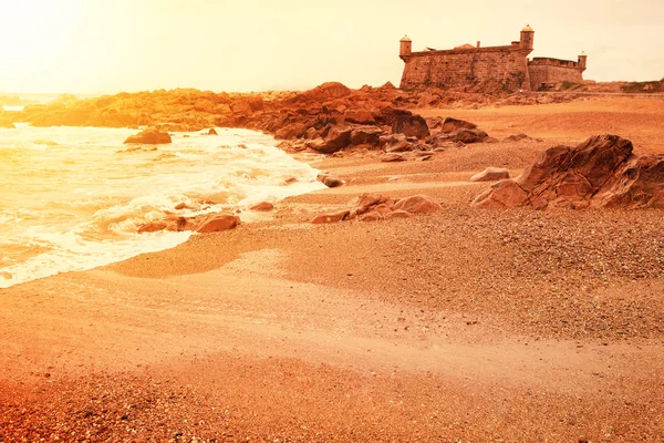 Castillo medieval en una costa — Foto de Stock
