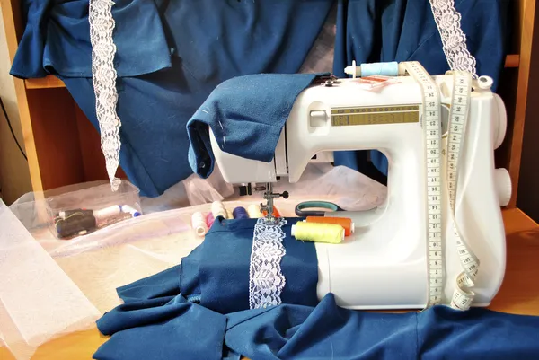 La máquina de coser y la tela — Foto de Stock
