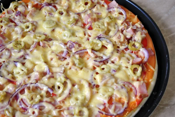 ピザの準備ができて チーズ オリーブ トマト ストックフォト